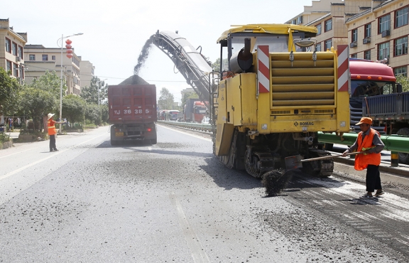 瀝青路面銑刨，廢舊料將回收再利用