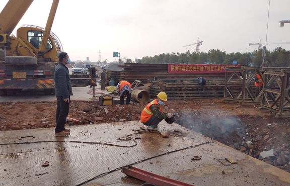 嚴(yán)抓復(fù)工后的疫情防控工作。圖為2020年2月24日樟樹(shù)葛玄路臺(tái)埠中橋便道鋼便橋施工現(xiàn)場(chǎng)